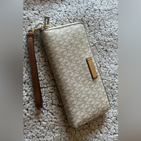Michael Kors wristlet/ wallet - Picture 1 of 5